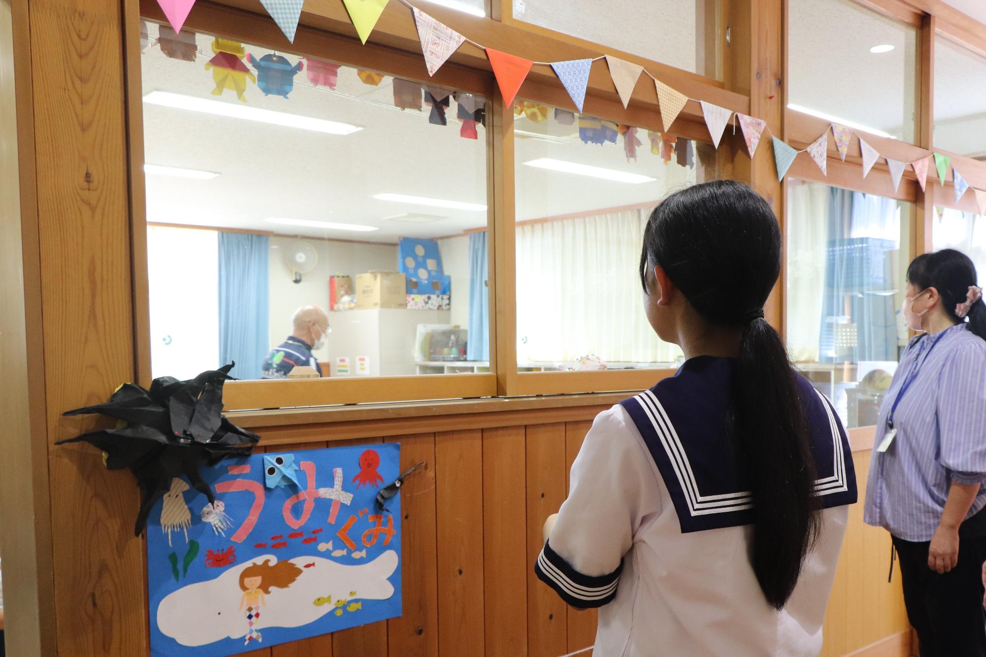 大内小学校放課後児童クラブを見学する様子