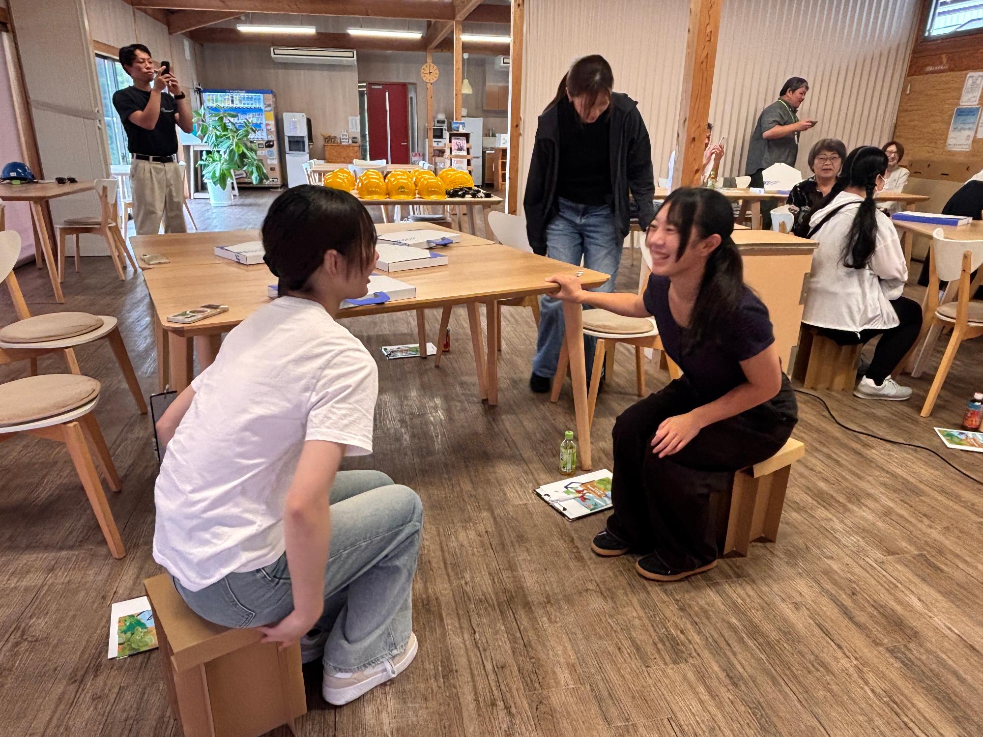 ダンボールづくりする生徒たち