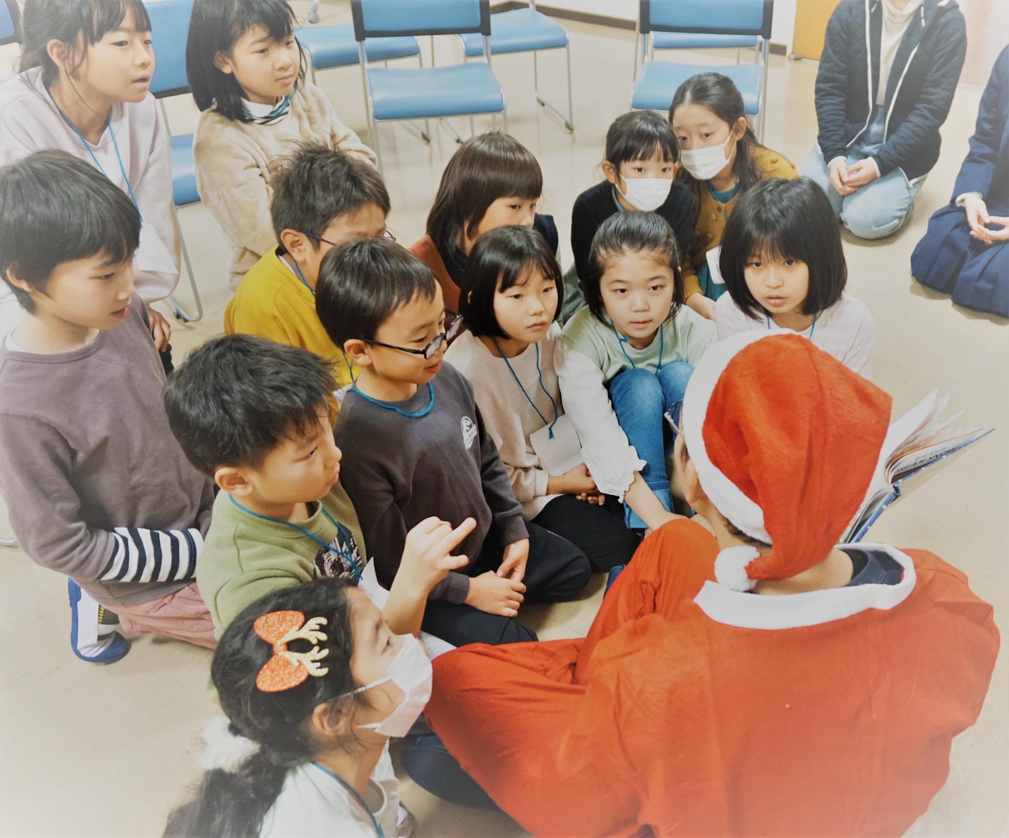 英語の読み聞かせを集中して聞く子どもたち