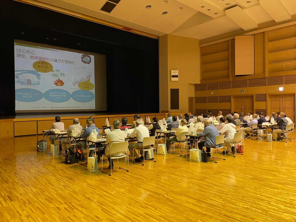 香川県環境政策課からの話を聞く写真
