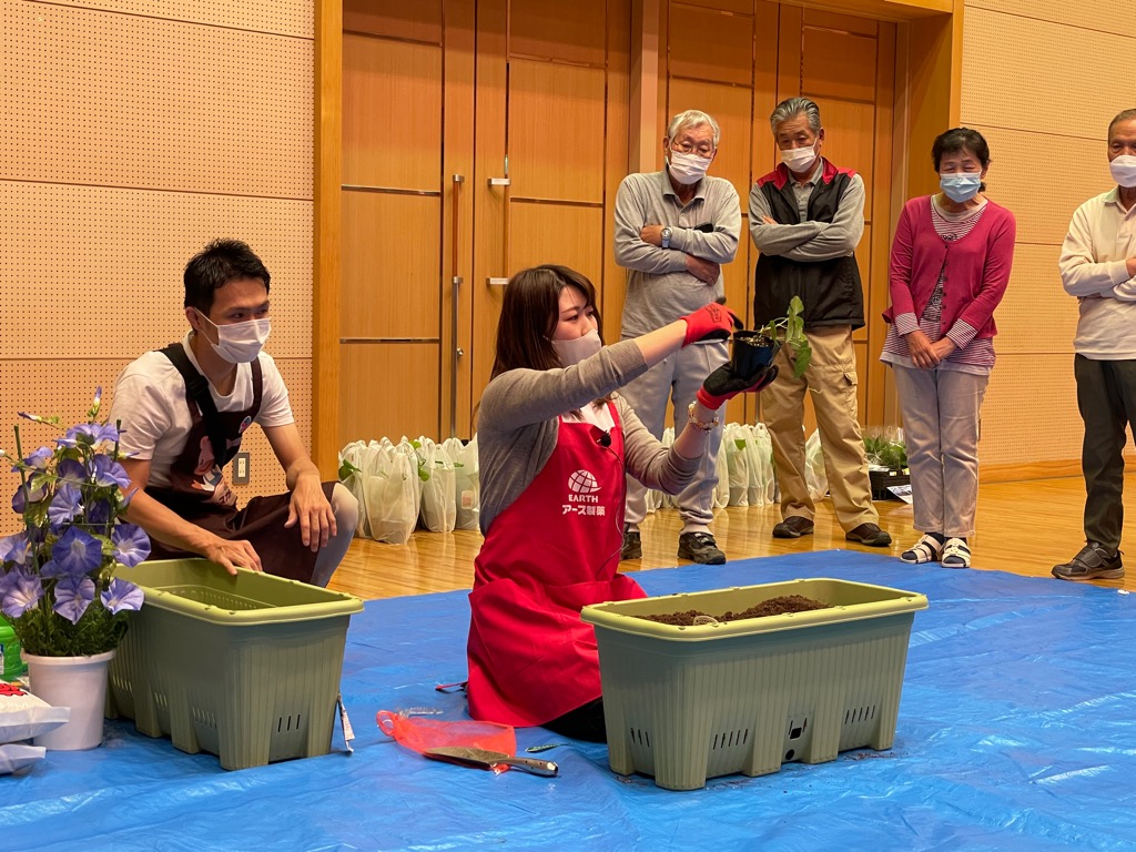 緑のカーテンの作り方を実演する写真