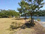 湖面沿いにある大内ダム公園の写真