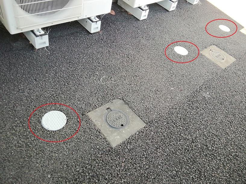 コンクリートに埋め込まれた排水ます写真