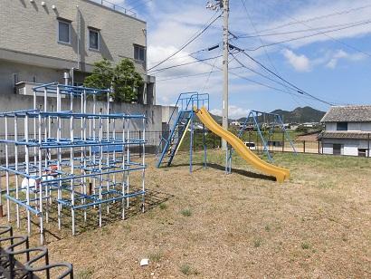 ジャングルジムとすべり台、ブランコが並ぶ、大川公園の写真