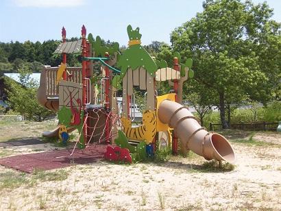 すべり台とアスレッチクが複合した遊具がある白鳥中央公園の写真