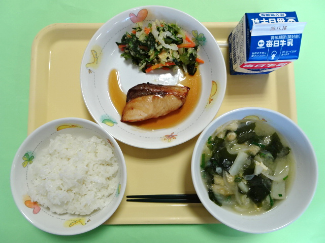 はまちの照り焼きやごはん、汁物、牛乳パックなどの給食の写真