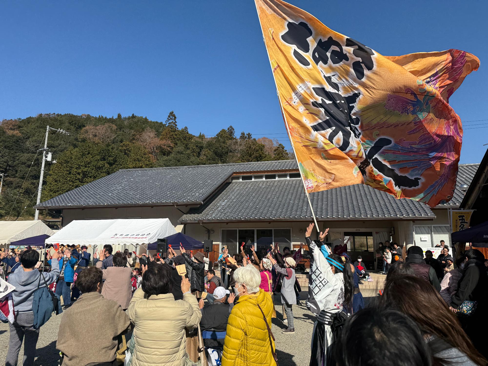 ふるさとの家付近で踊る