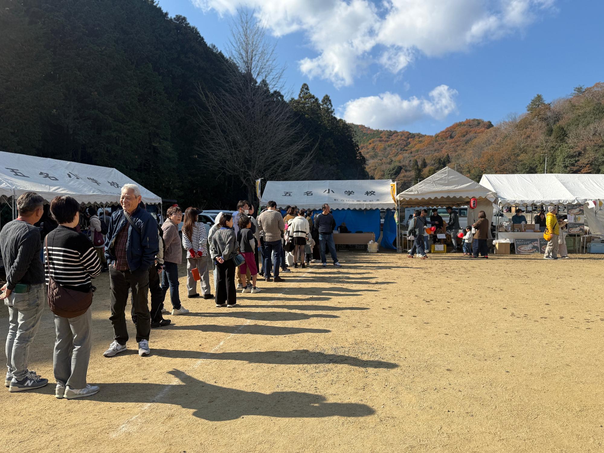イノシシの串焼きに行列