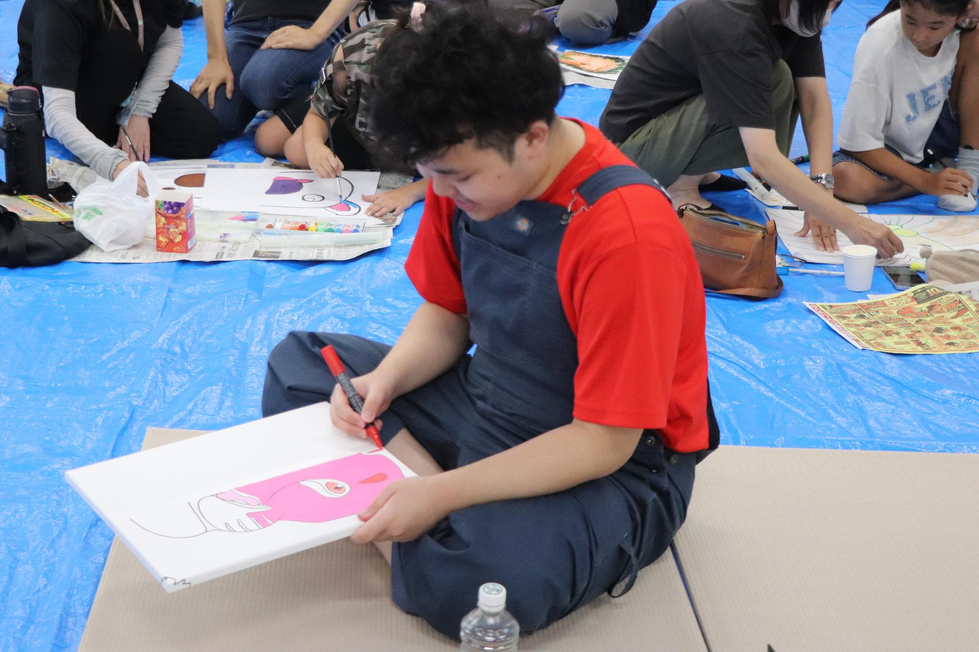 真剣に制作に取り組むアーティスト