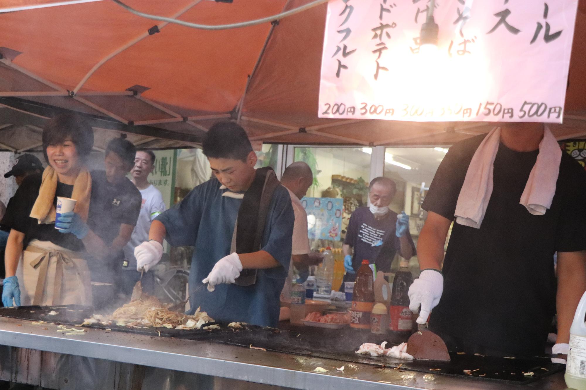 焼きそばを焼くこども