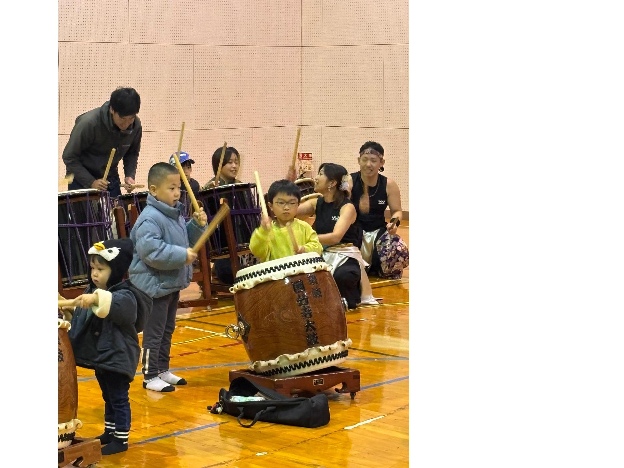 ワークショップに参加するこどもたち