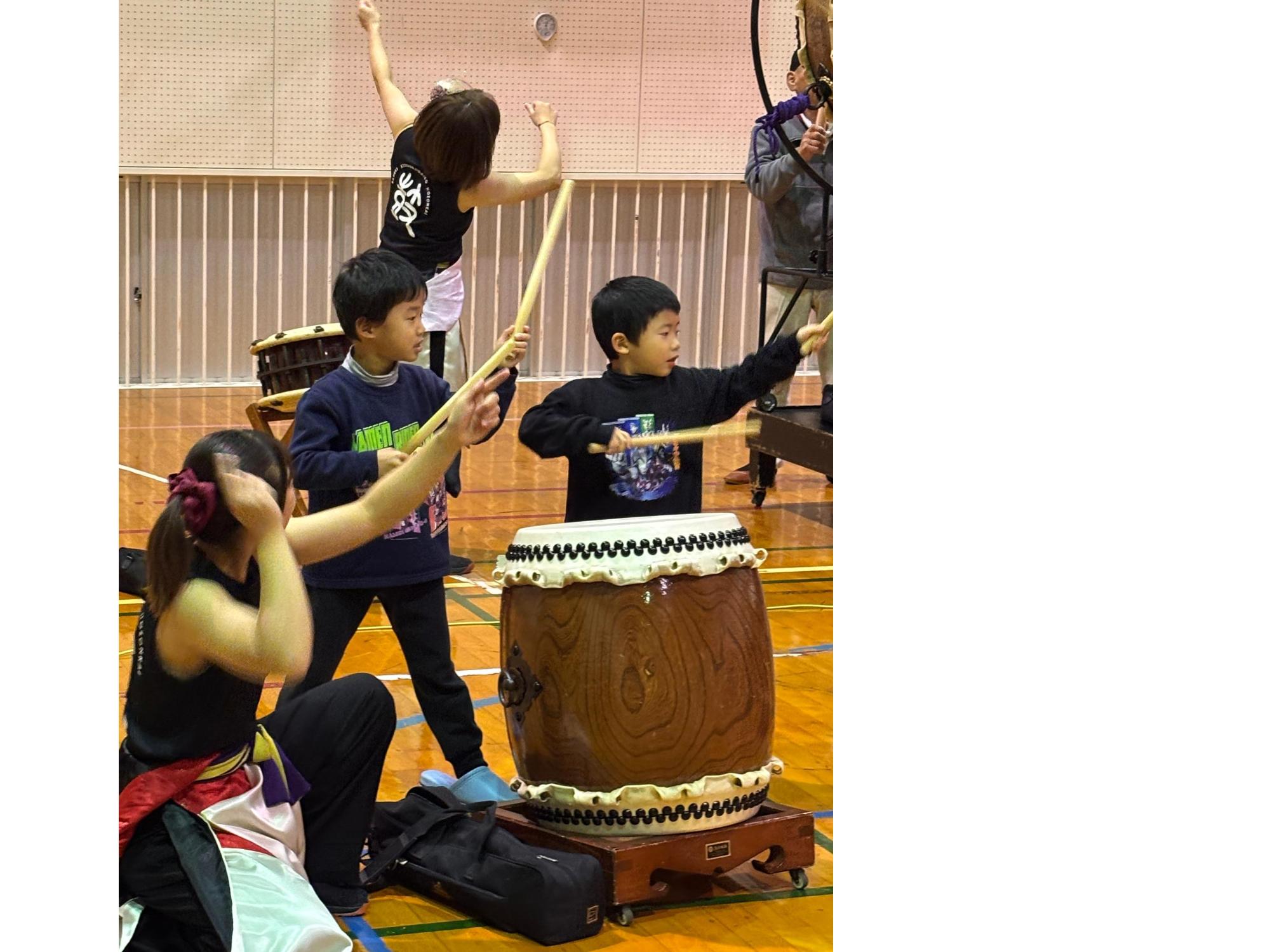 ワークショップに参加するこどもたち