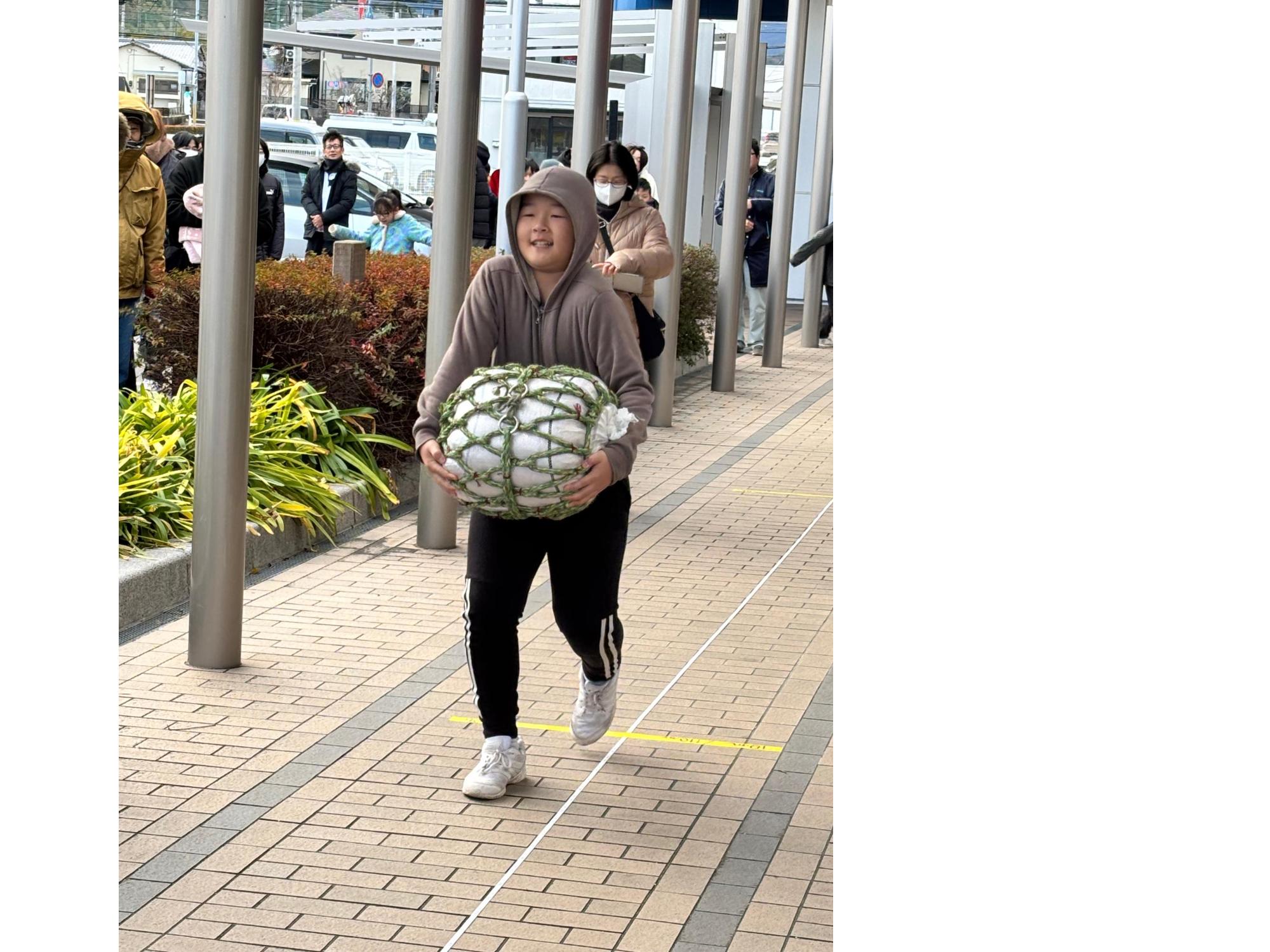 米俵を運ぶ子ども