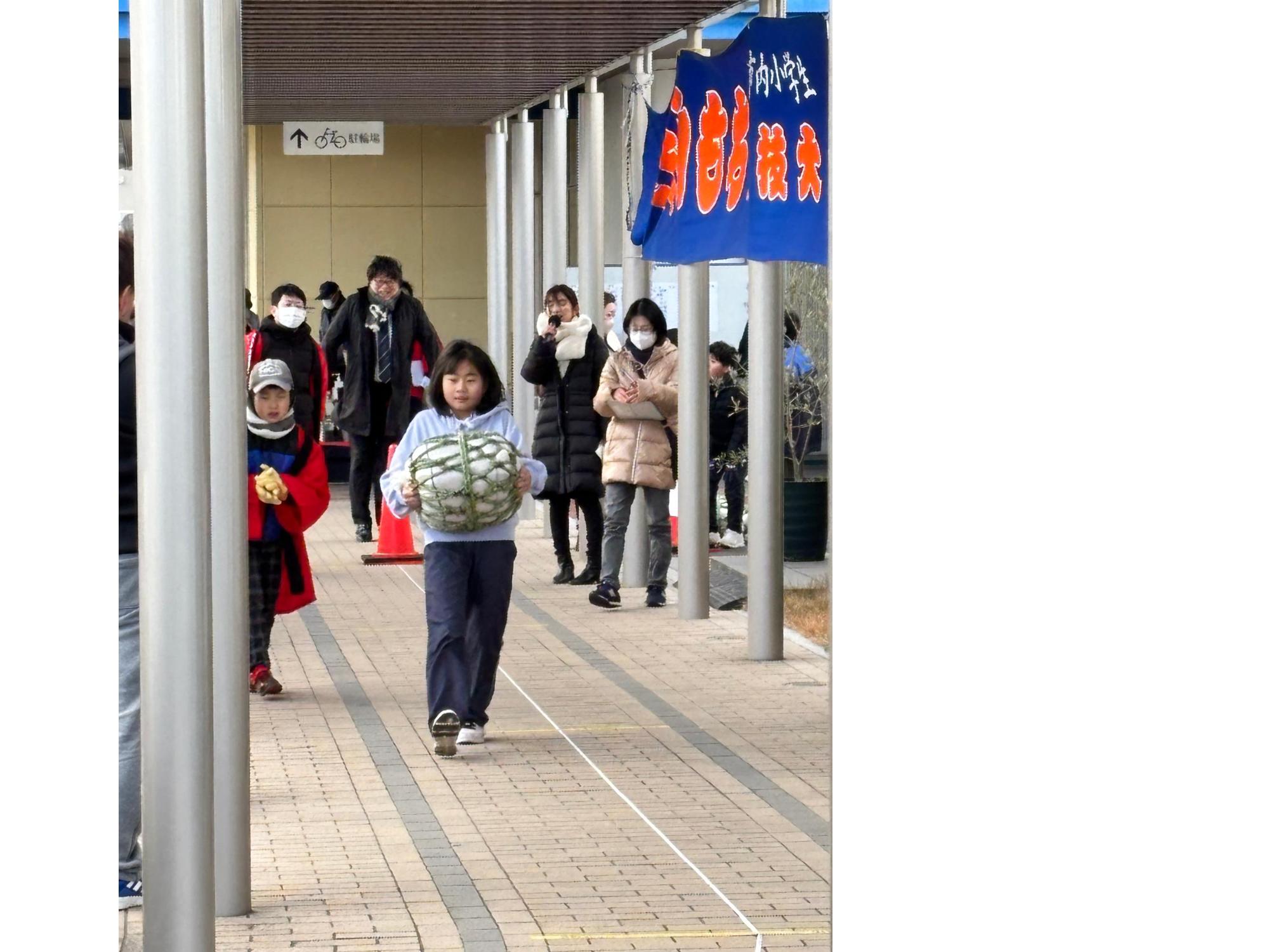 米俵を運ぶ子ども