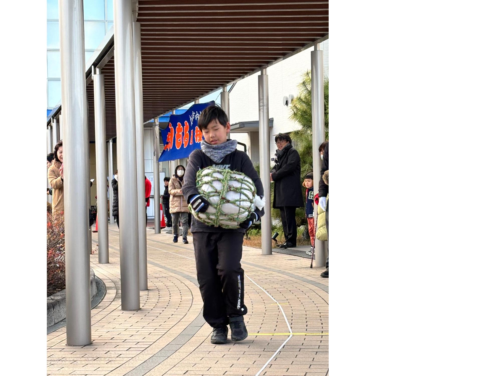 米俵を運ぶ子ども