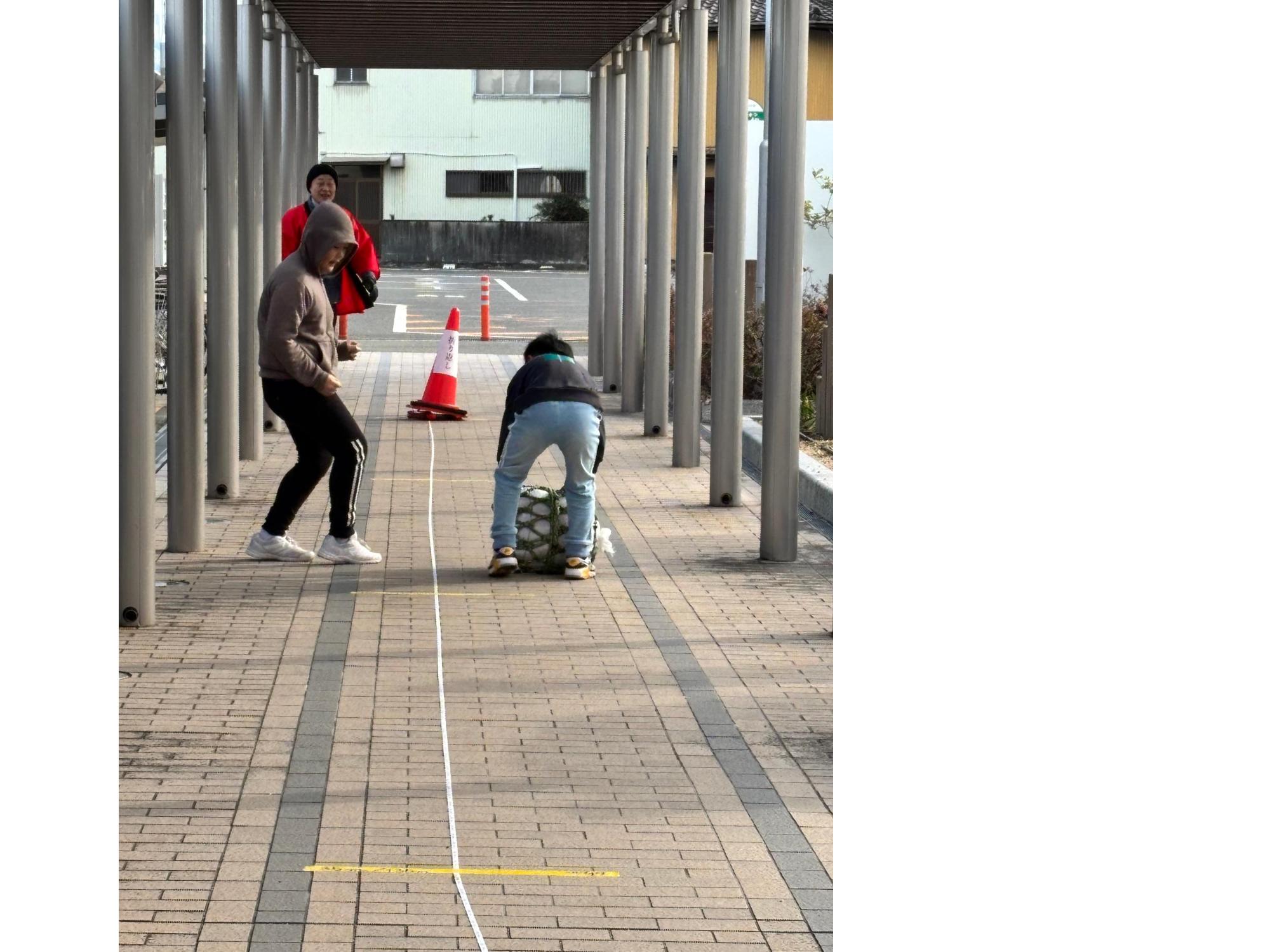 米俵を運ぶ子ども