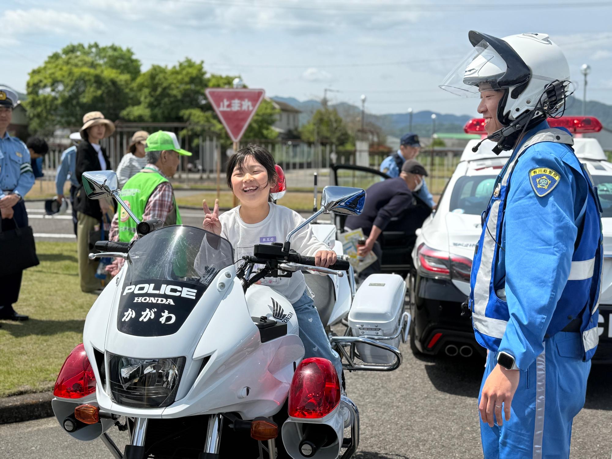 白バイに乗るこども