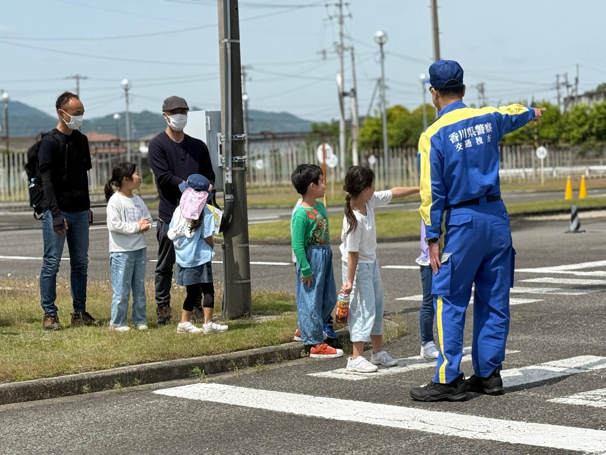 親子で横断歩道を渡ろうとする様子