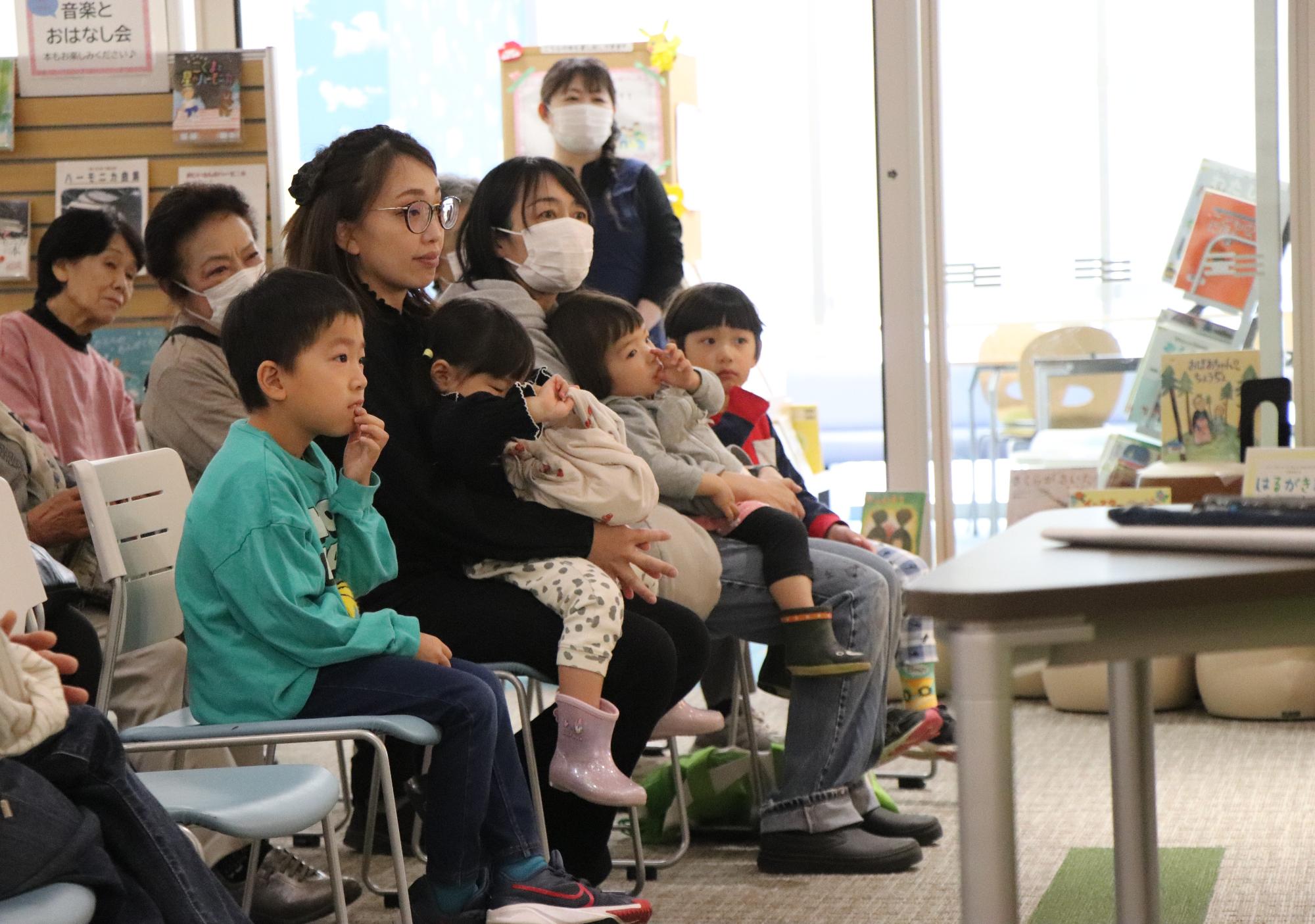 おはなし会に聞き入る人
