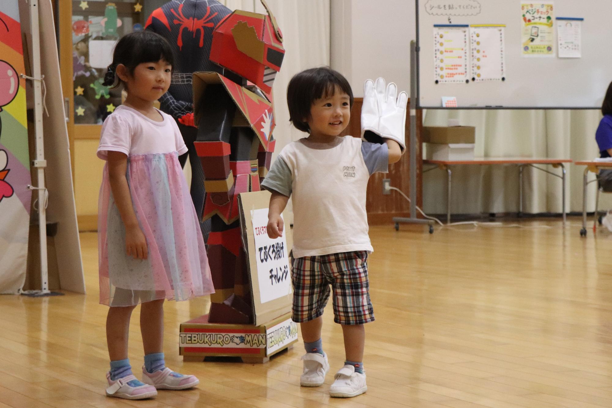 てぶくろ投げにチャレンジ