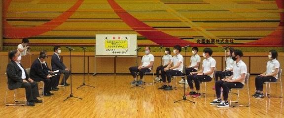 表敬訪問が行われている様子の写真