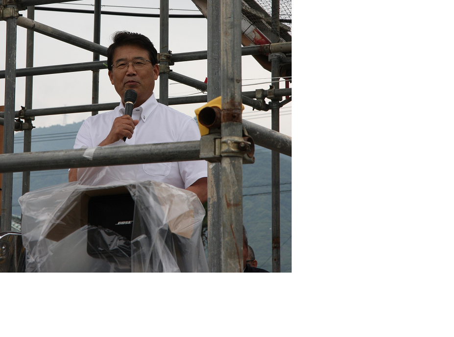 田植え祭で参加者らに挨拶する市長の写真