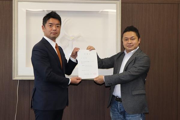 山下翔一さんと市長の記念写真