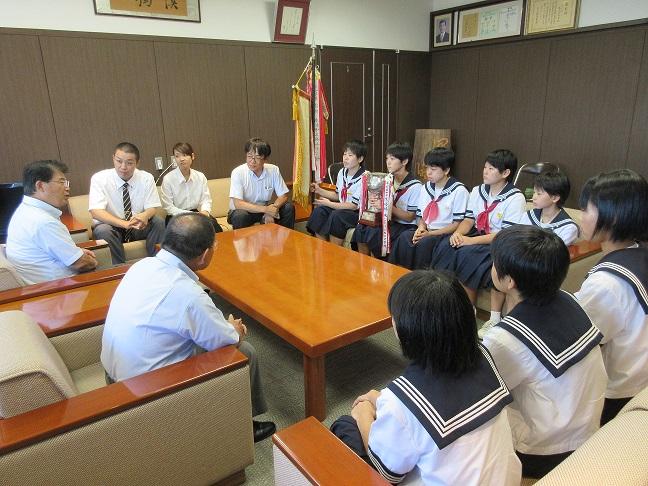 大川中学校剣道部の皆さんと懇談する市長の写真