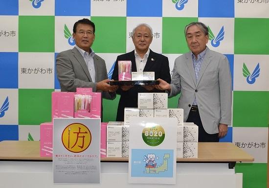 大川歯科医師会のお二人と寄贈された品と共に記念写真