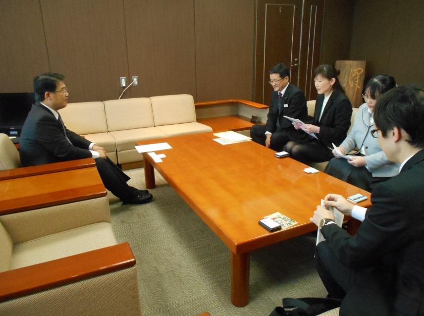 贈呈式に参加された方々と歓談している様子の写真