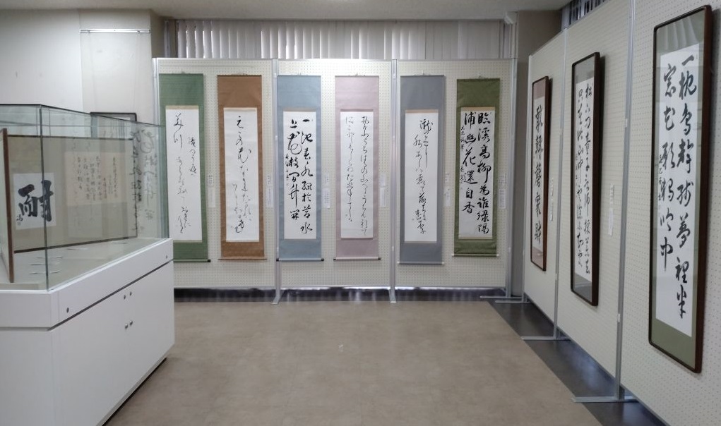 エントランスギャラリーにて行われた「子葉会(書道)活動報告展」の様子の写真