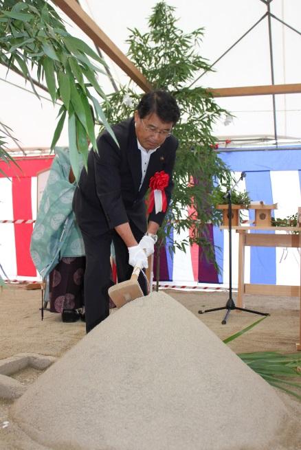 安全祈願祭で鍬入れを行っている市長の写真