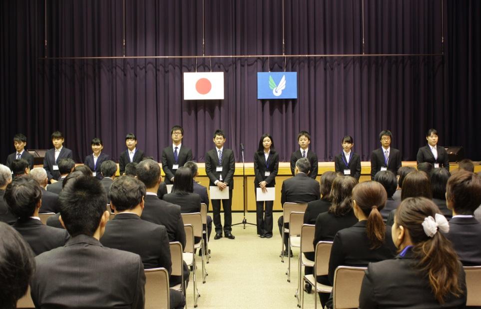 辞令交付式が行われている様子の写真