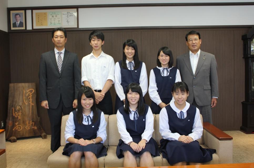 表敬訪問での記念写真
