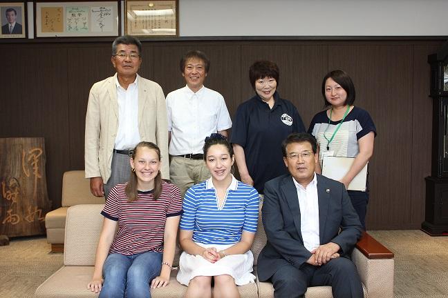 表敬訪問に訪れた東かがわロータリークラブの皆さんと市長の集合写真