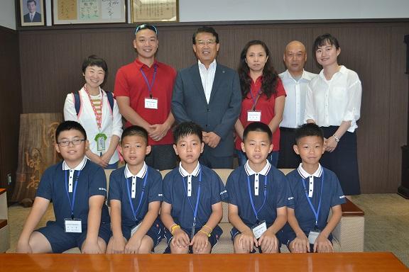 中国北京市海淀外国語実験学校の皆さんと市長の集合写真