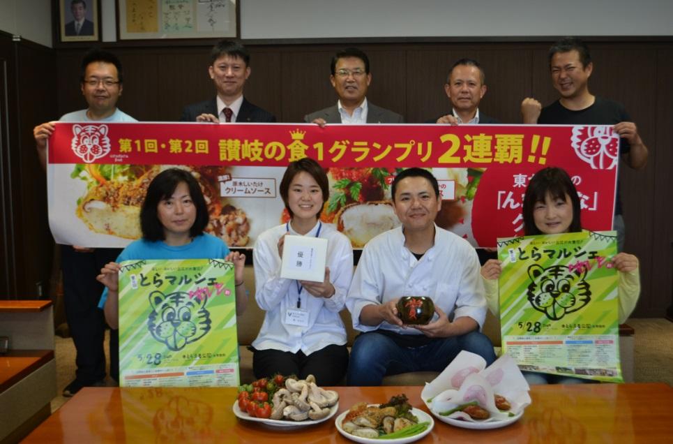 2連覇の横断幕を掲げた東かがわ活勢隊の皆さんとの記念写真