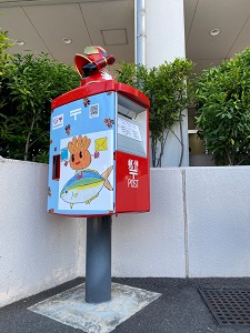 設置された「てぶくろマンのポスト」の写真