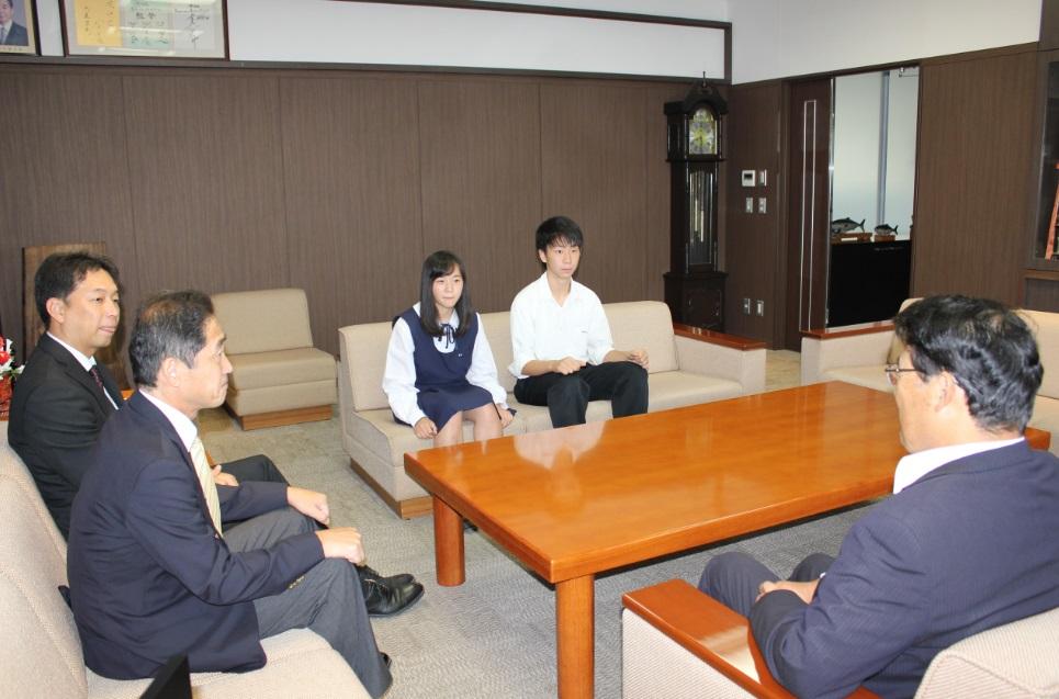 表敬訪問に参加された方々と歓談している様子の写真