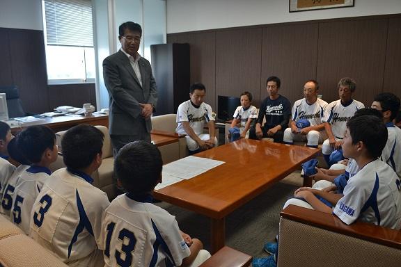 白鳥本町少年野球クラブの皆さんの前で挨拶を述べる市長の写真