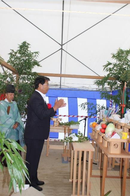 安全祈願祭で祭壇に手を合わせる市長の写真