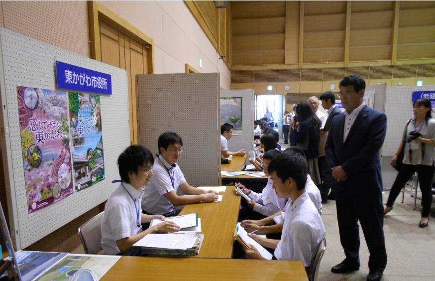 ブースで熱心に話を聞く生徒らの写真