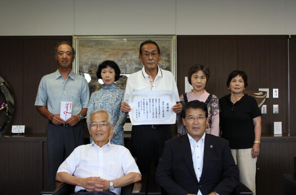 感謝状贈呈の報告に来られた西浜さわやか道の会の皆さんと市長の記念写真