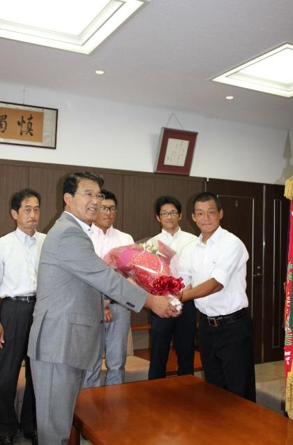三本松高校野球部の代表選手らとの記念写真