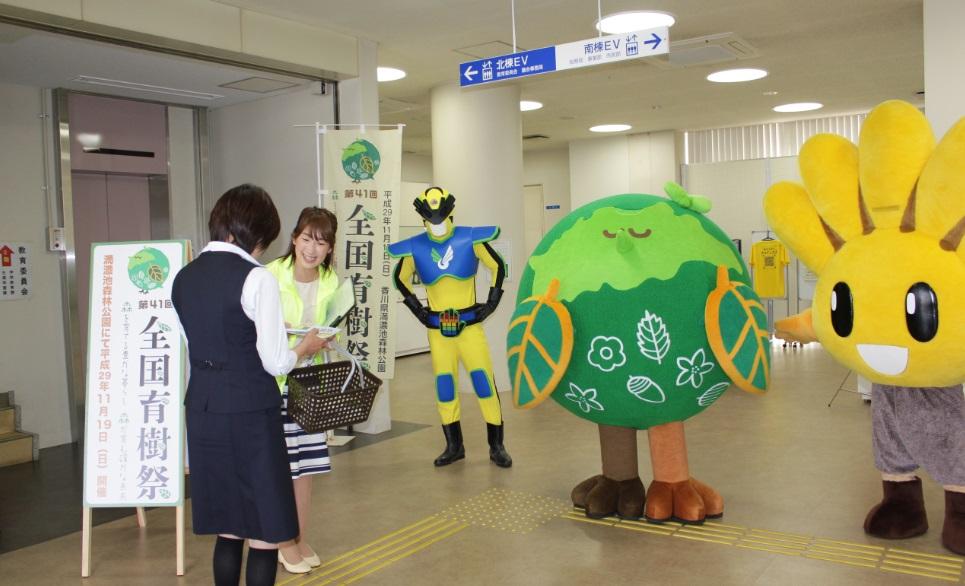 市役所ロビーでPR活動を行うキャラバン隊の皆さんの写真