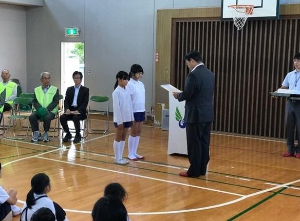市長と2名の選手が向かい合って立っている様子の写真
