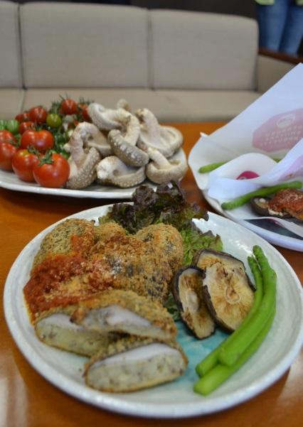 市内の食材を活かした色とりどりの料理が並べられた写真