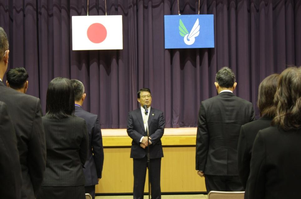 職員の前で訓示をする市長の写真