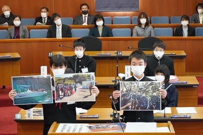 生徒達が発表している様子の写真