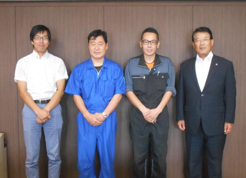 有限会社オートマックスの藪下さん・小西さんペアと、西尾モータースの西尾さんと市長の記念写真